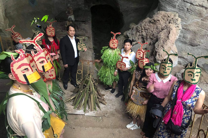 Hoạt động trải nghiệm lễ hội của người Việt cổ tại hang Xóm Trại (tỉnh Hòa Bình). Tại đây, du khách tự tay làm các bộ trang phục bằng lá và đeo mặt nạ mô phỏng hình ảnh trong hang động của người xưa do Bảo tàng Lịch sử quốc gia chuẩn bị.